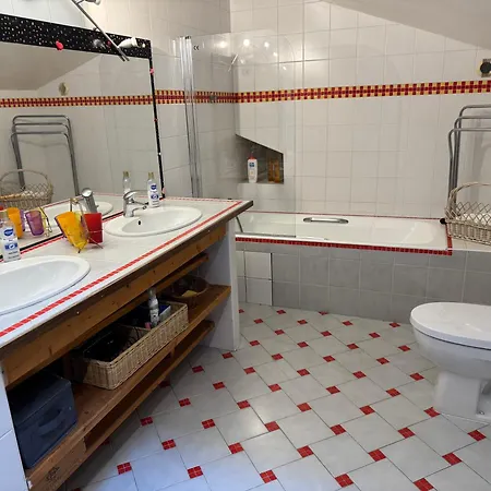 A L'oree Du Marais Homestay *